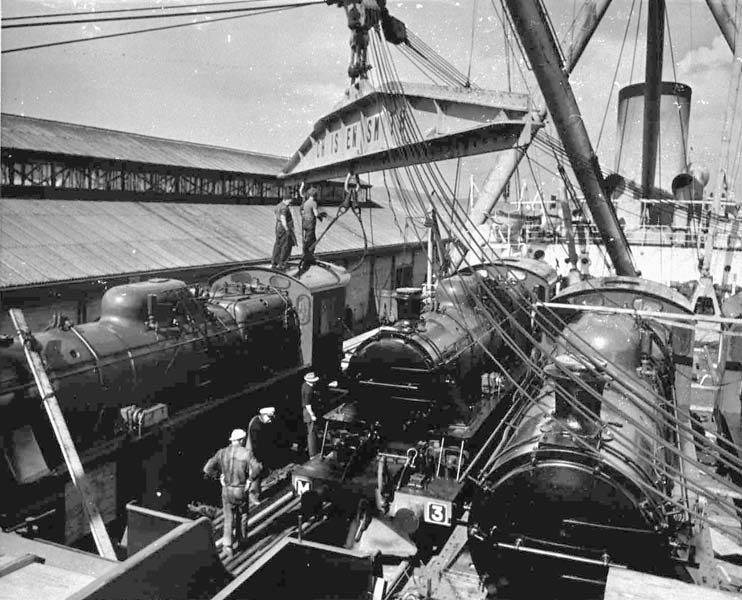 File:1952 M Class locomotives ex Christen Smith Hobart, on the 15th September 1952 unloading M engines hobart PH30-1-3508.jpg