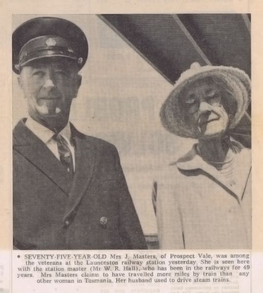 File:19710211 The Examiner -Mr W.R.Hall 1971 with Mrs Masters.jpg